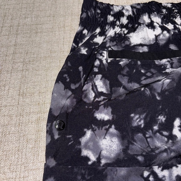 Lululemon | Spring Break Away Short II | Size 10 - Picture 7 of 8